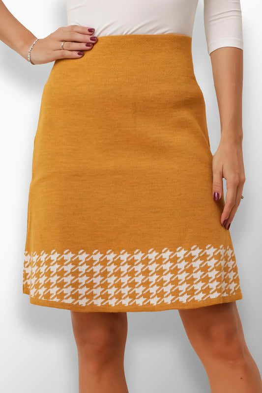 Panka High-Waisted Midi Skirt - Close-up of modern plaid hem detail.
